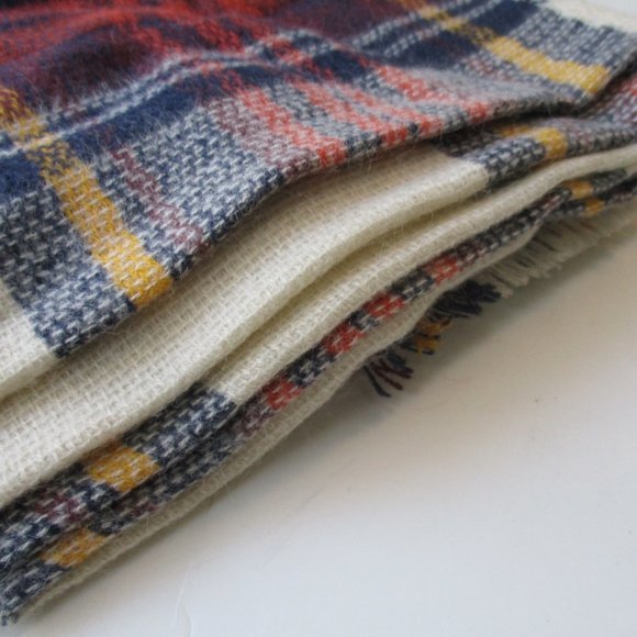 *Ready to Wrap Red Cream Blanket Scarf Fringe Edge - Picture 5 of 5